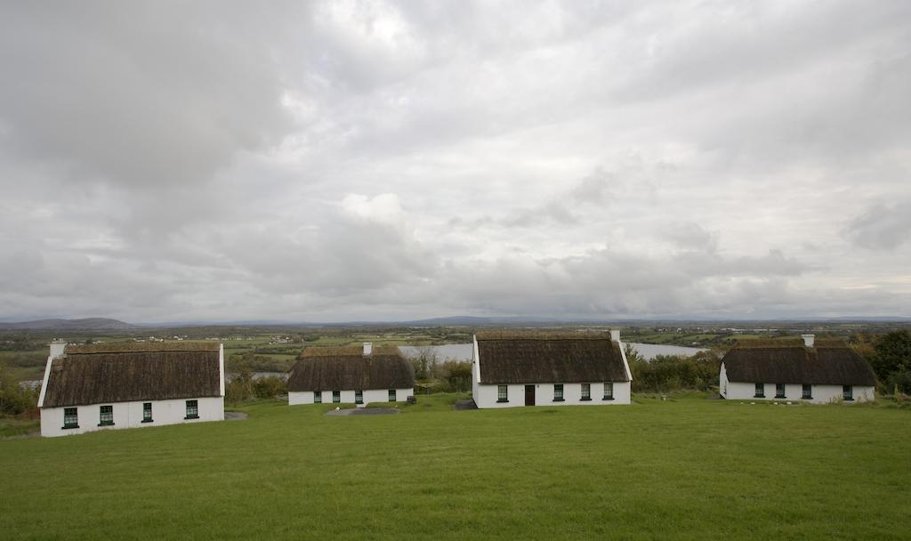 Corofin Lake Cottages Rom bilde